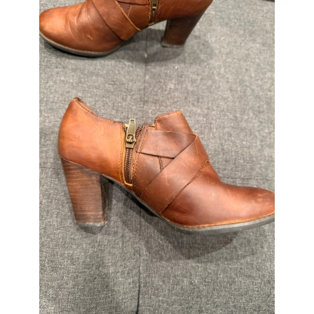 Clarks Brown Leather Ankle Boots Block Heel Buckle Strap Stud Detail Size 7.5